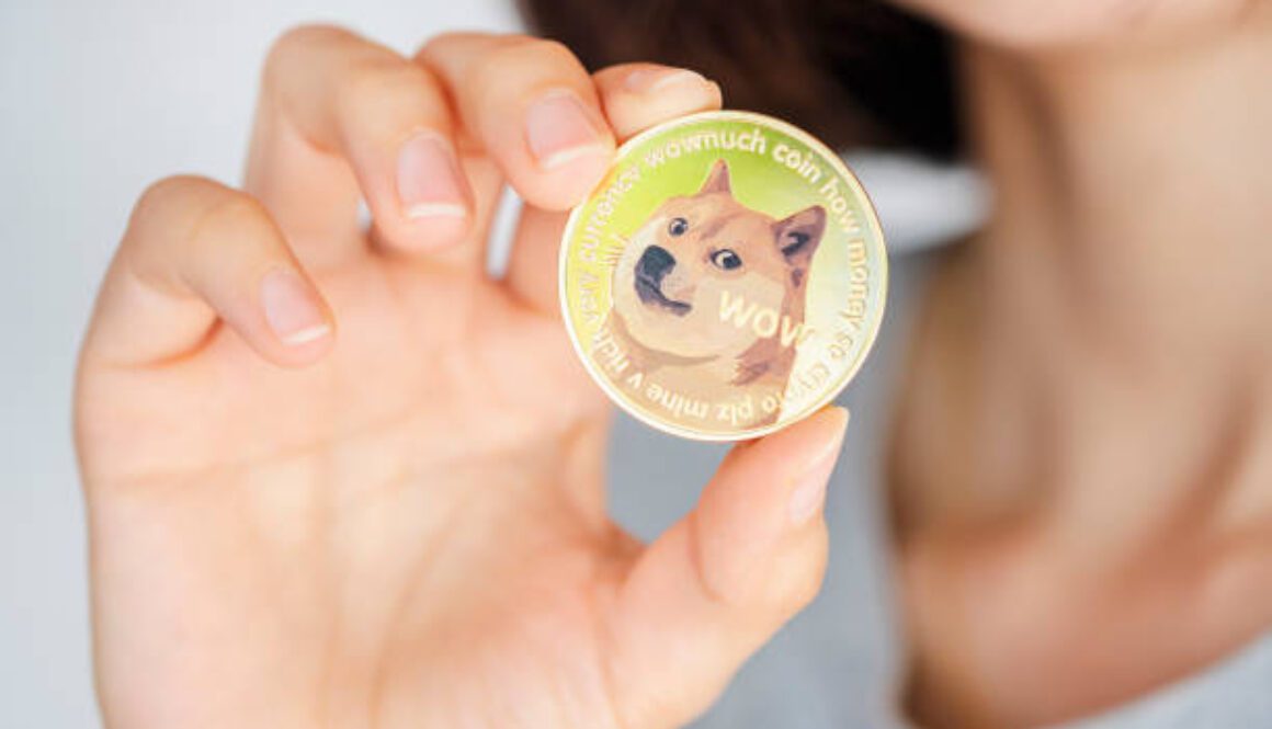 Dogecoin Tightens Up: Symmetrical Triangle Converges With High-Timeframe Wyckoff Setup