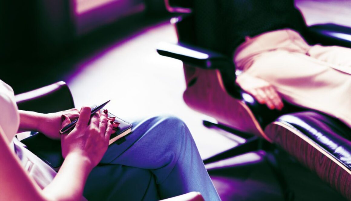 Woman Alarmed When Her Trusted Therapist Starts Recording Her With AI