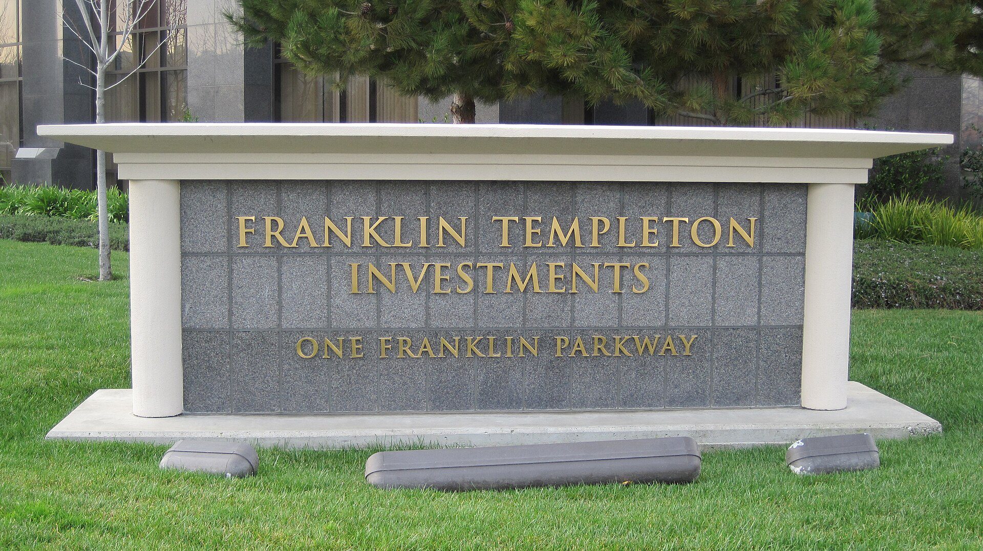 Franklin’s Jenny Johnson says rival tokenized funds are digital twins